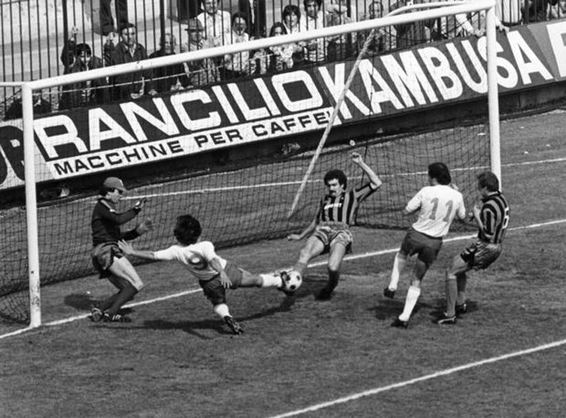 Inter-Napoli 1-1 del campionato 1981/82 con Bergomi che salva sulla linea anticipando Gaetano Musella. Rcs quotidiani